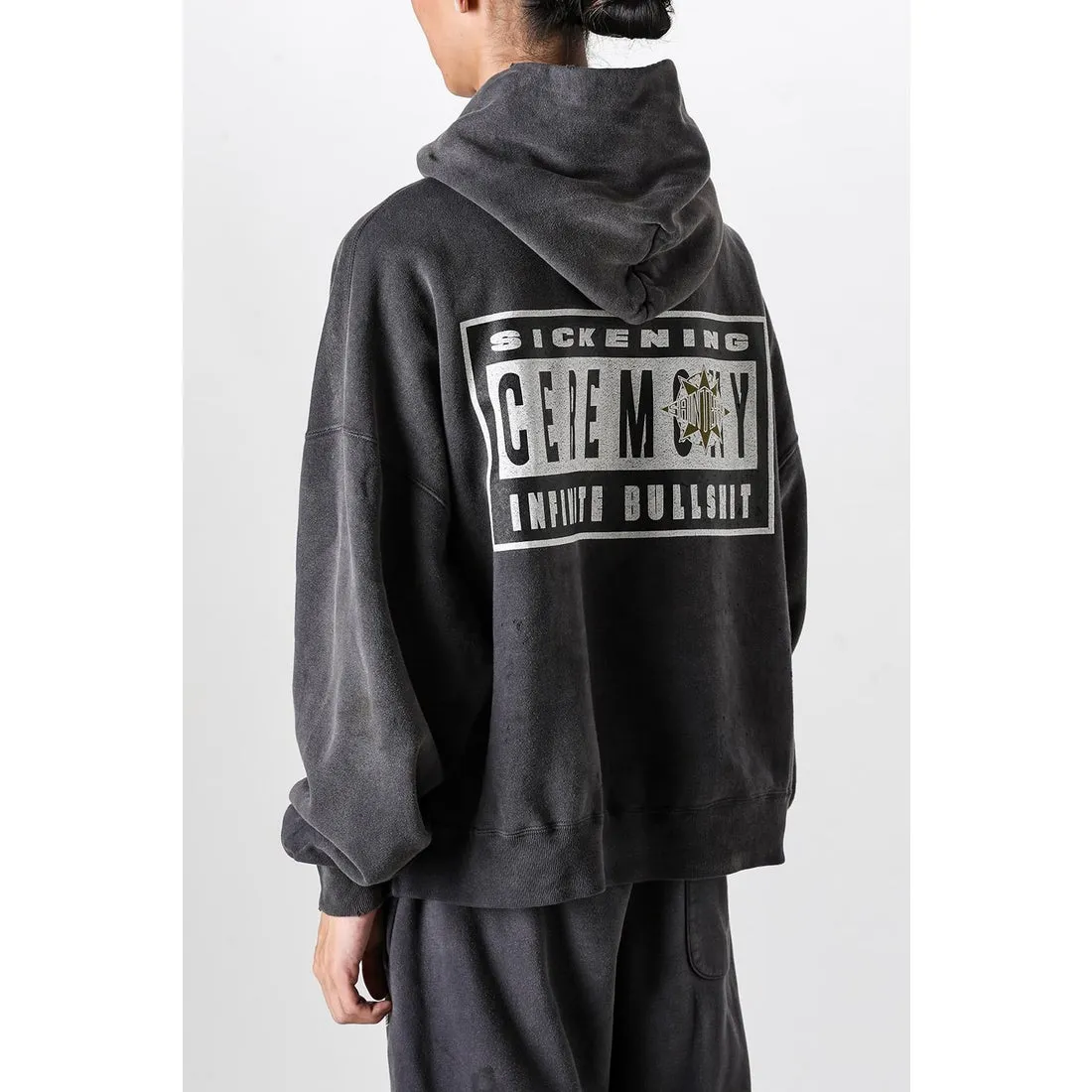 DENIM TEARS x SAINT Mxxxxxx SAINT TEARS Hoodie/BLK Five-pointed star cotton hole-in-the-dark distressed hoodie, washed black S-XL Assute dyeing, whole piece sprayed with horse fade/horse weight, co-branded main mark/cotton wash mark/cherub mark, many hanging holes on the front and rear panels, the original version has the same loose fit